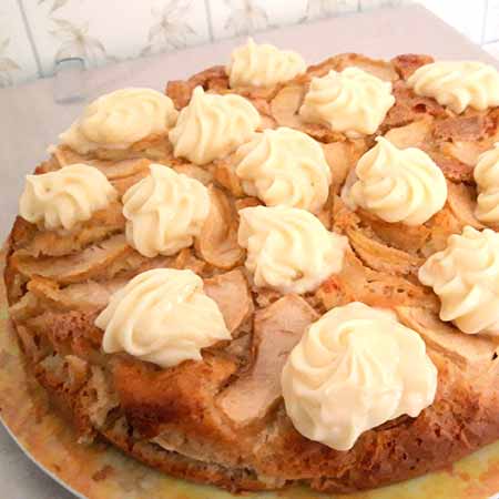 Torta allo yogurt greco con mele e crema