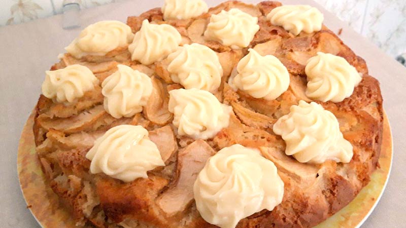 Torta allo yogurt greco con mele e crema