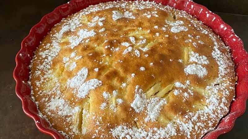 Torta allo yogurt, mele e mandorle