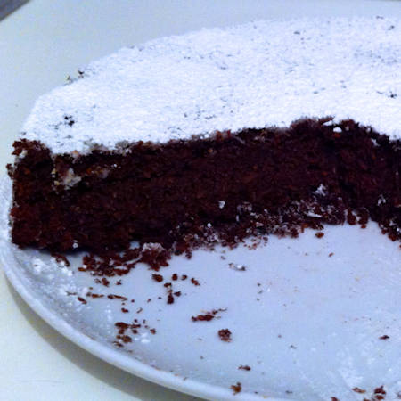 Torta cioccolatosa senza uova e burro