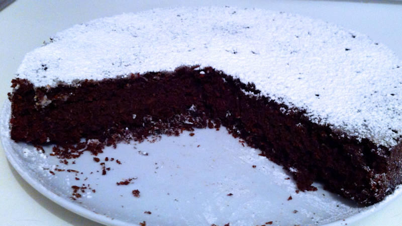 Torta cioccolatosa senza uova e burro