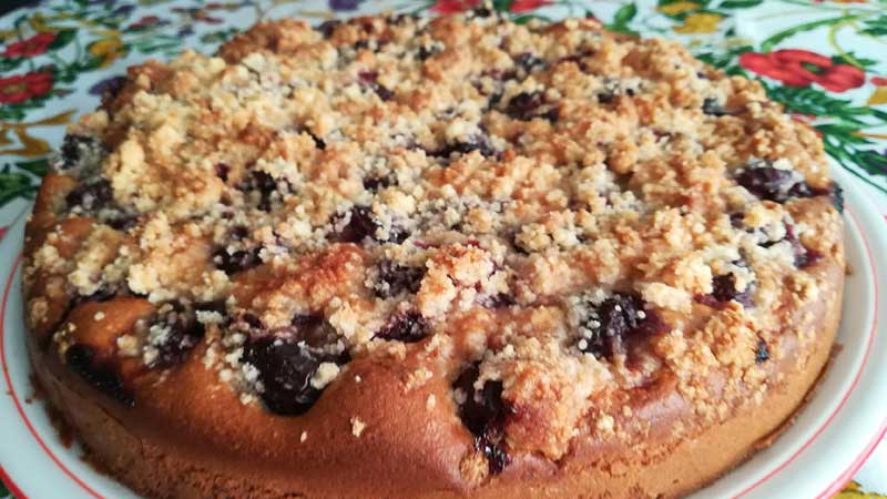 Torta con crumble di ciliegie