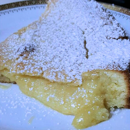 Torta con cuore di cioccolata bianca