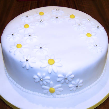 Torta con decorazioni in pasta di zucchero