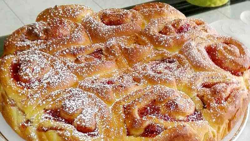 Torta delle rose con confettura di fragole