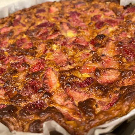 Torta di avena, banane e fragole