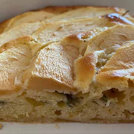 Torta di mele e fiori di acacia