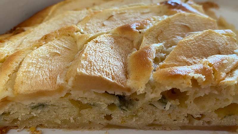 Torta di mele e fiori di acacia