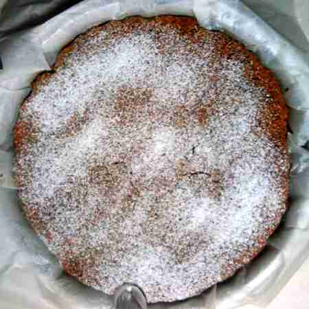 Torta di pangrattato con amaretti e cioccolato