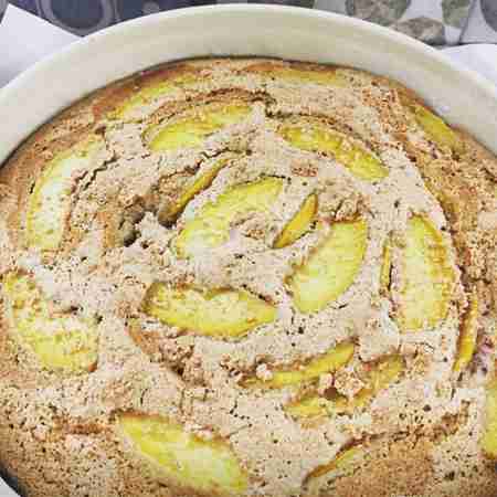 Torta di pesche con amaretti e gocce di cioccolato