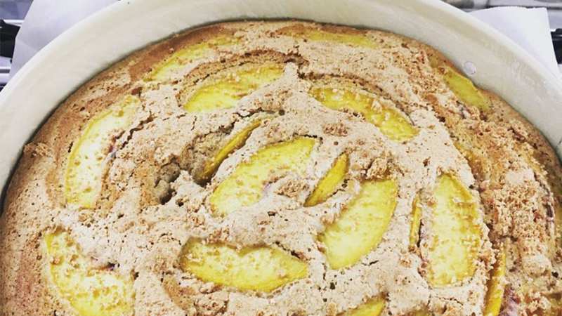 Torta di pesche con amaretti e gocce di cioccolato