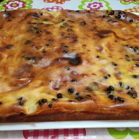 Torta di ricotta con crema al latte e gocce di cioccolato