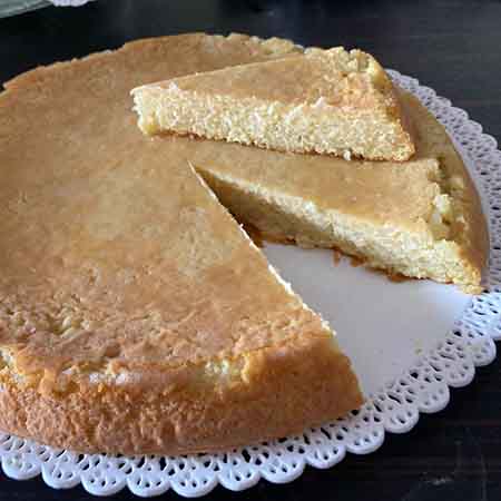 Torta di riso con uvetta e mandorle