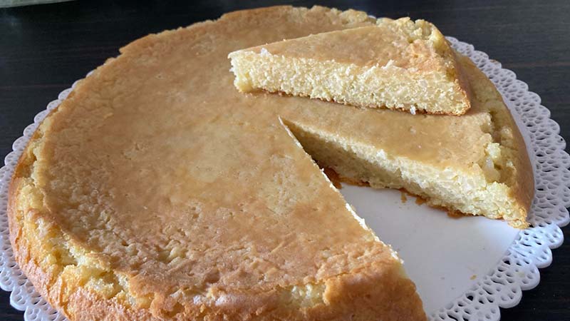 Torta di riso con uvetta e mandorle