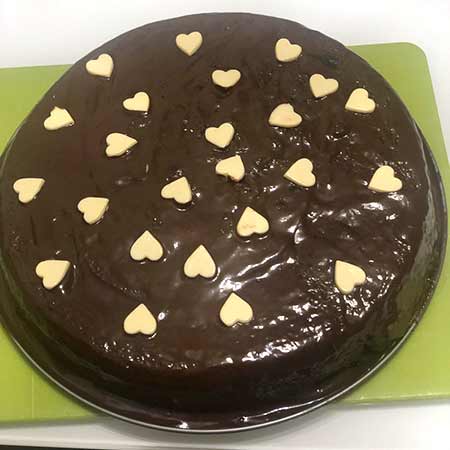 Torta glassata con gocce di cioccolato