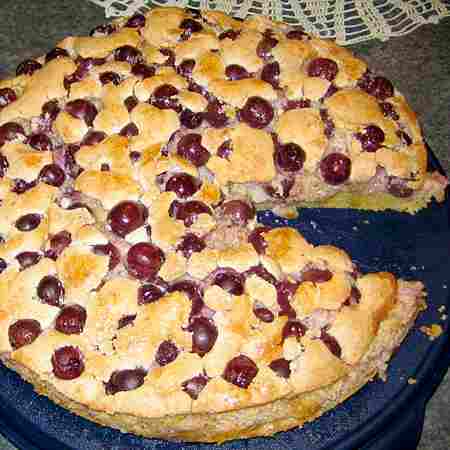 Torta meringata con uva e mandorle