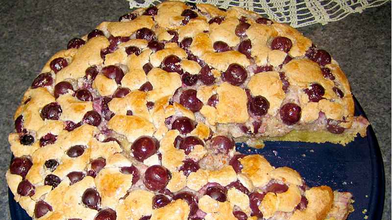 Torta meringata con uva e mandorle