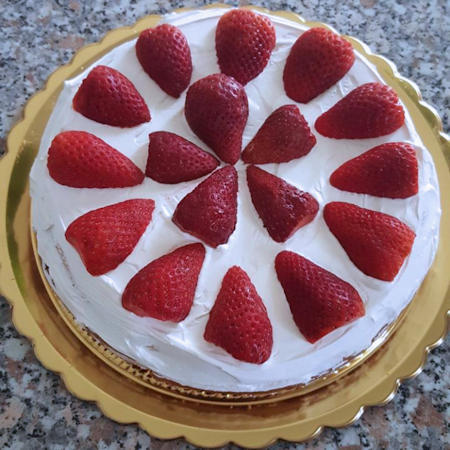 Torta morbida con panna e fragole