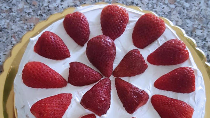 Torta morbida con panna e fragole