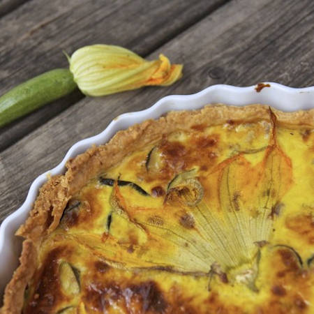 Torta salata con i fiori di zucca