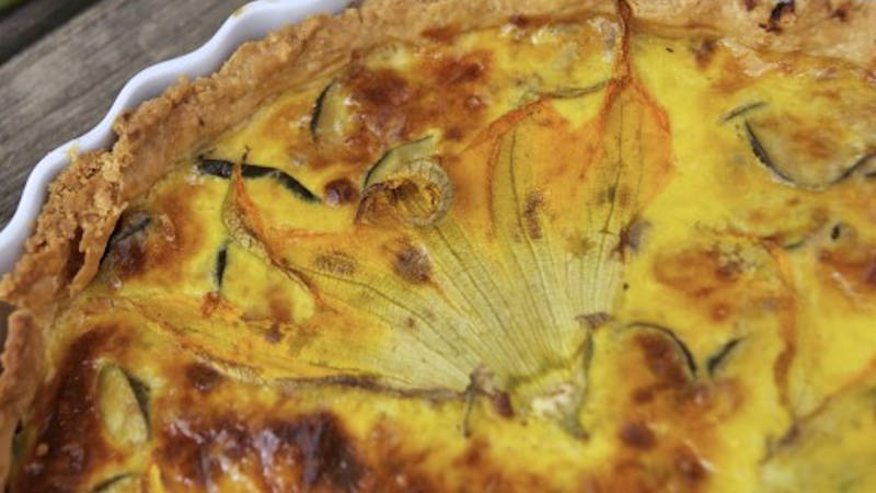 Torta salata con i fiori di zucca