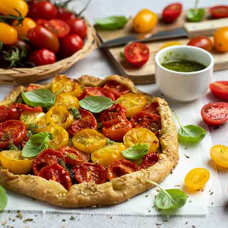 Torta salata pesto e pomodorini