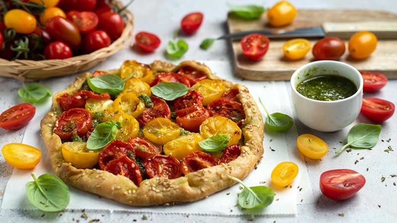 Torta salata pesto e pomodorini