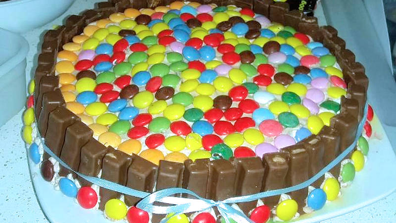 Torta smarties e kitkat