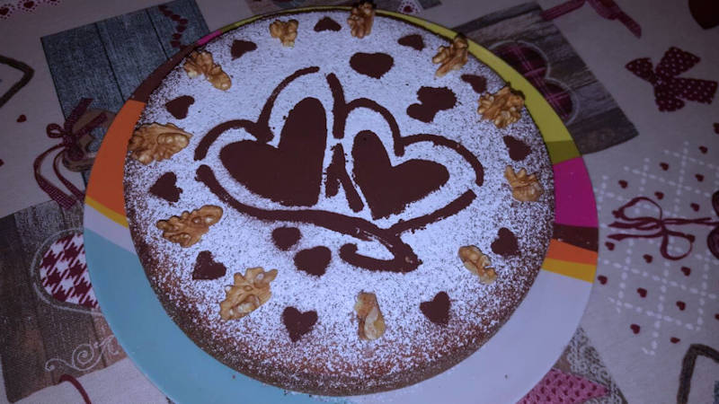 Torta soffice noci e gocce di cioccolato