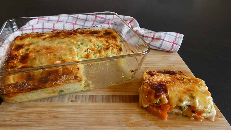 Tortino di zucchine, carote e fiori di zucchina farcito