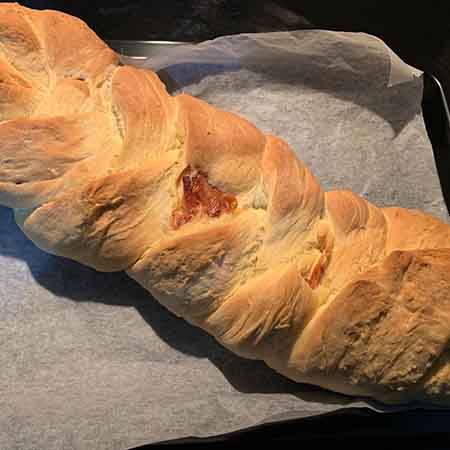 Treccia salata ripiena con lievito madre