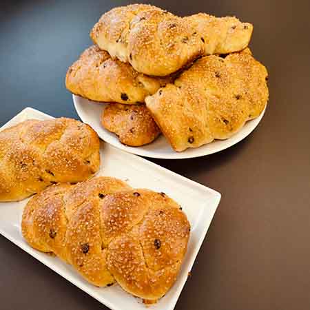 Treccine di pan brioche con gocce di cioccolato