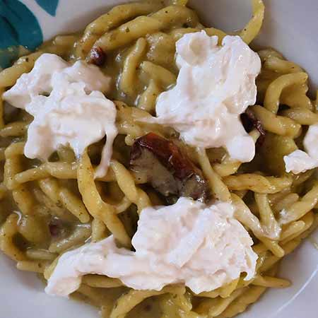 Trofie al pesto, pomodori secchi e burrata