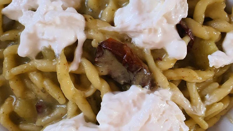 Trofie al pesto, pomodori secchi e burrata