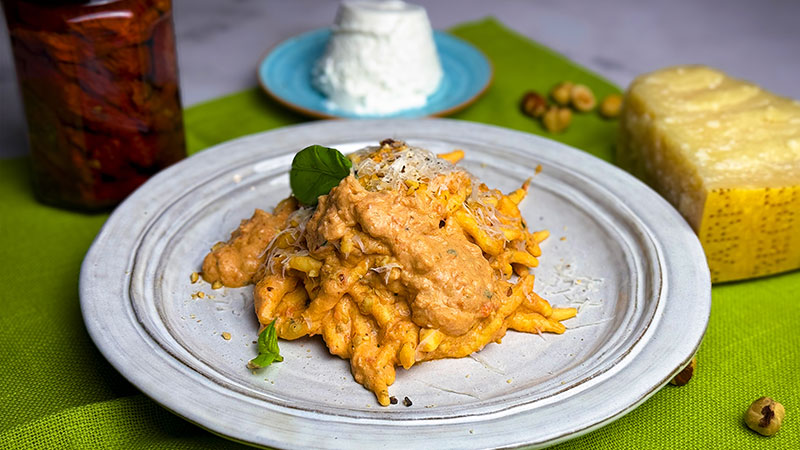 Trofie con pomodori secchi, ricotta e nocciole