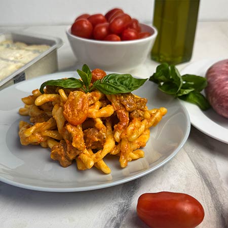 Trofie con pomodorini, gorgonzola e salsiccia