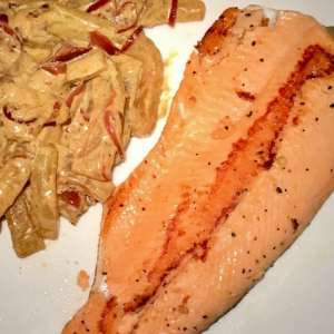 Trota salmonata con cetrioli al curry