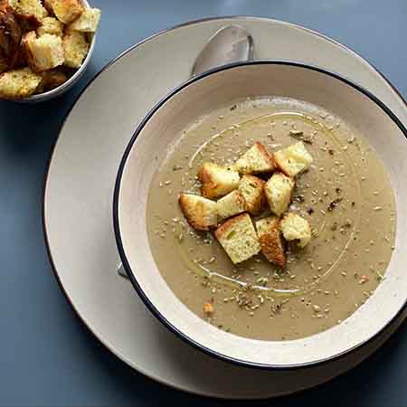 Vellutata di funghi e patate con crostini