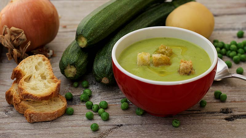 Vellutata di patate zucchine e piselli