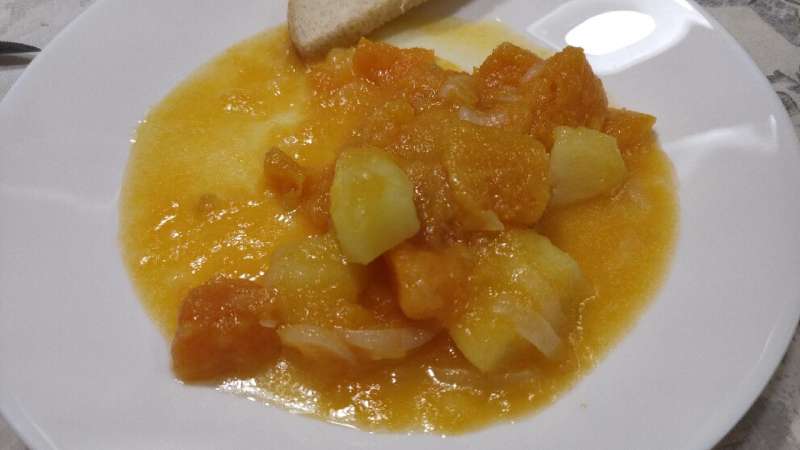 Zucca rossa e patate in brodo