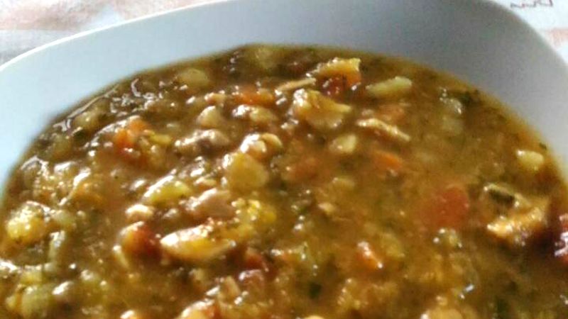 Zuppa con verdure e funghi