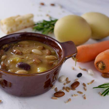 Zuppa di fagioli con farro, patate e carote