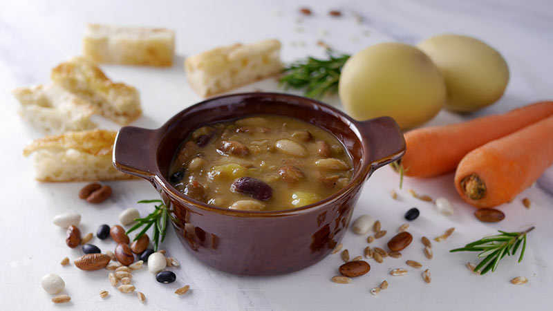 Zuppa di fagioli con farro, patate e carote