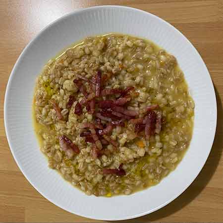 Zuppa di orzo e farro con pancetta croccante