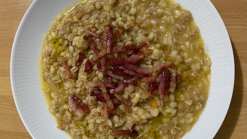 Zuppa di orzo e farro con pancetta croccante