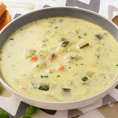 Zuppa di zucchine e patate con ragù primaverile